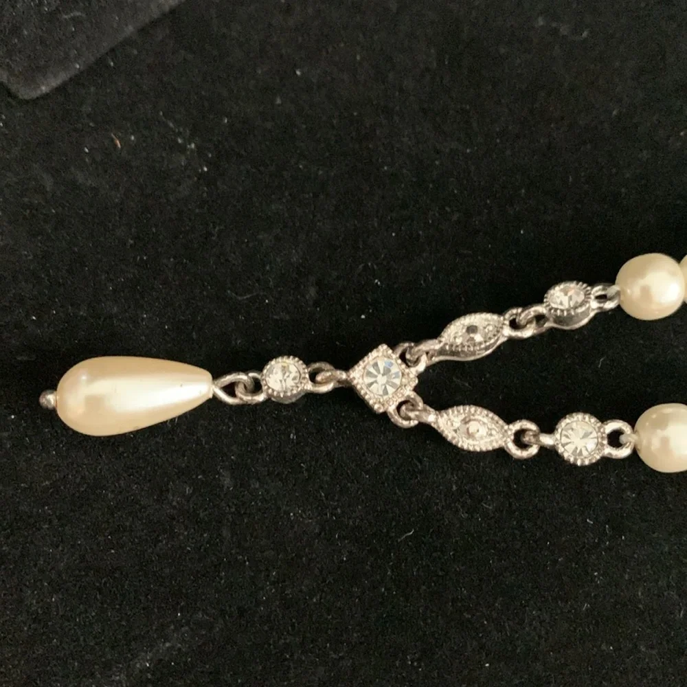 Two faux pearl necklaces - 1 vint goldtone‎ floral 13” & 1 silvertone modern 18” - Picture 5 of 8